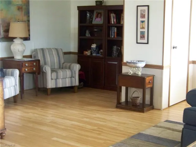 Sitting area/entrance to front door