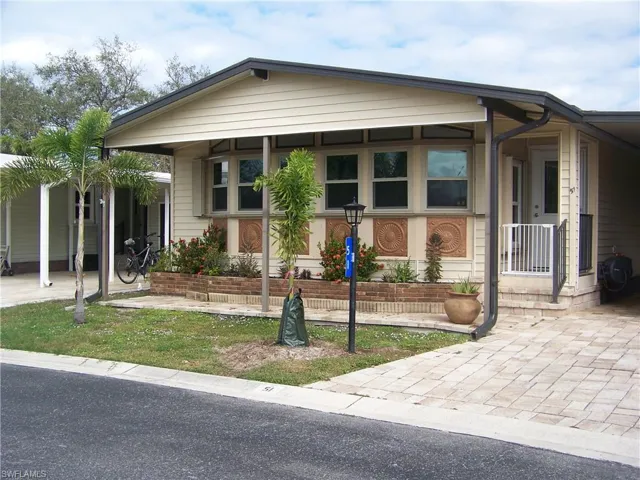 Closer front view/pavers, street light, front entry.