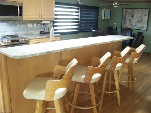 Spacious breakfast bar with 4 matching bar stools!