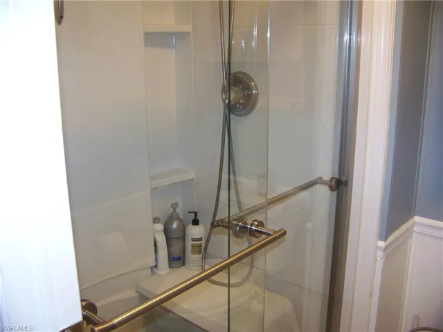 Shower w/seat in like new condition.