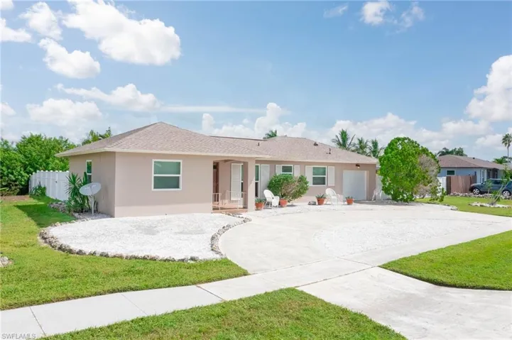 View of front of home featuring a front yard