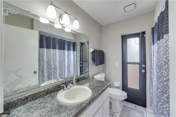 Guest bathroom with tub and direct access to pool