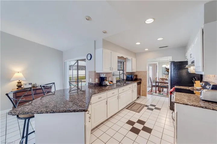 Kitchen with breakfast bar