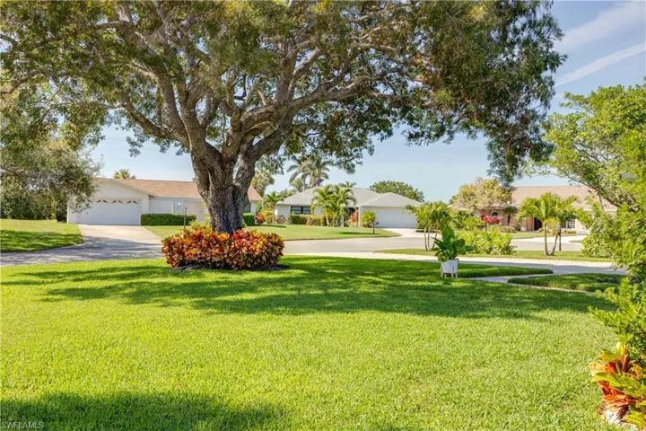 425  Pine Lake  DR, Naples, FL 34112