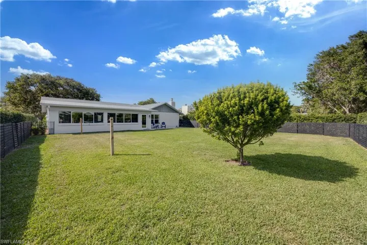425  Pine Lake  DR, Naples, FL 34112