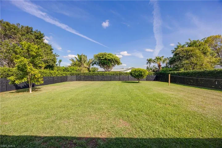 425  Pine Lake  DR, Naples, FL 34112
