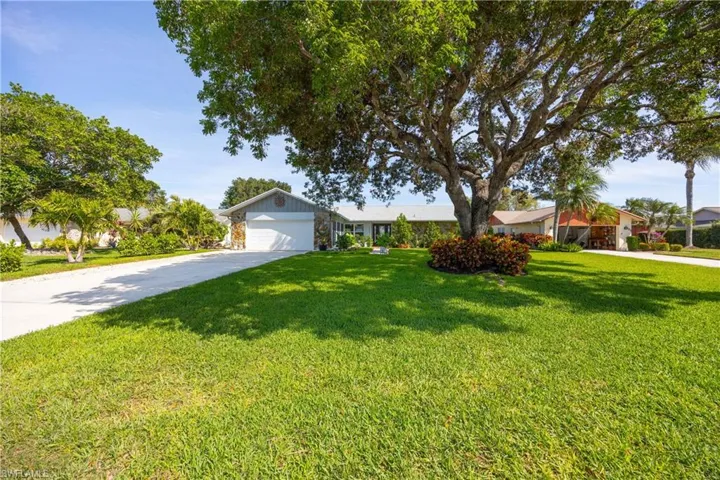 425  Pine Lake  DR, Naples, FL 34112