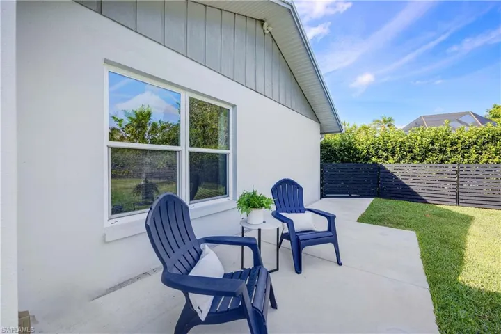 425  Pine Lake  DR, Naples, FL 34112