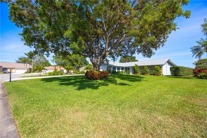 425  Pine Lake  DR, Naples, FL 34112