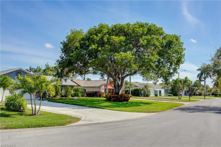 425  Pine Lake  DR, Naples, FL 34112
