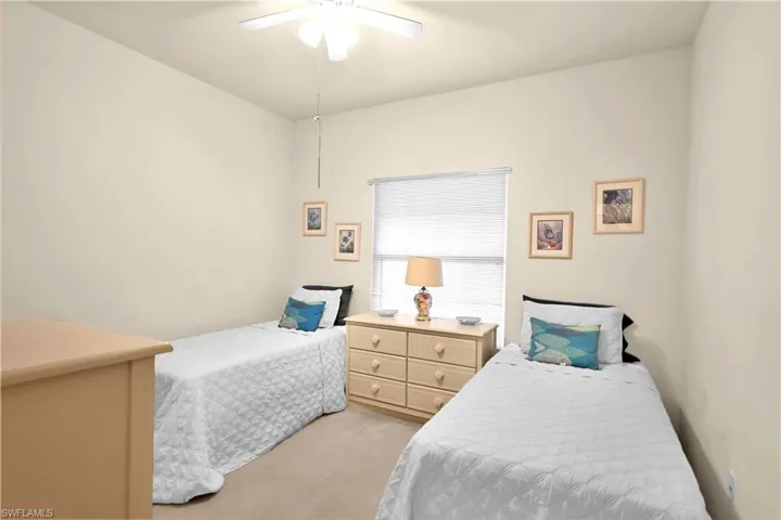 guest bedroom w/ 2 twin beds