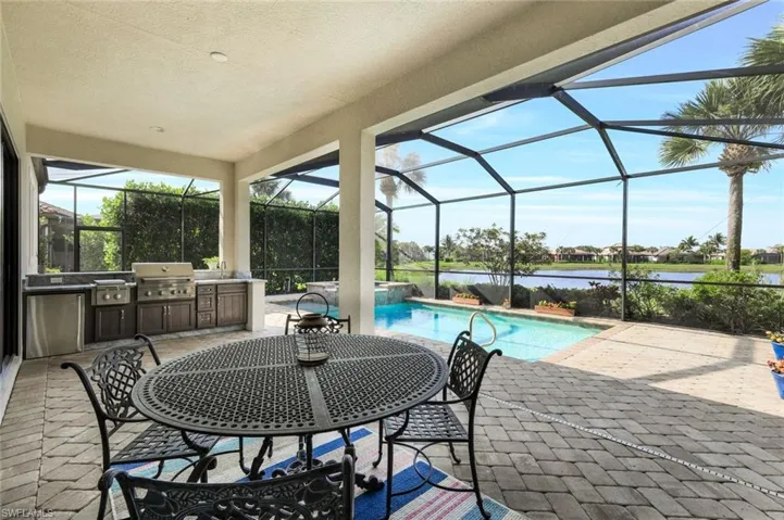 Outdoor dining/outdoor kitchen