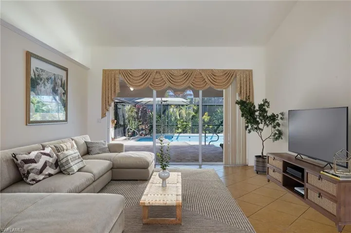 Living Room(staged)