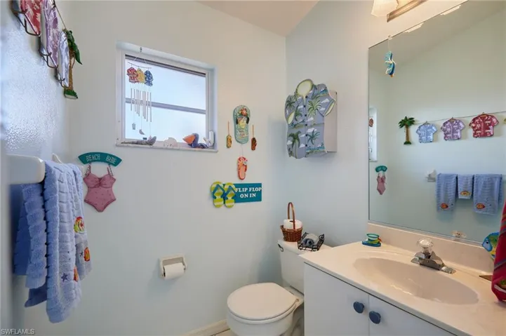 1/2 bath @ pool