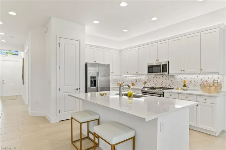 Notice the under cabinet lighting accents