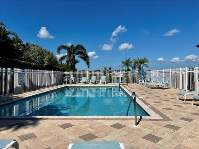 Berkshire Lakes Clubhouse pool