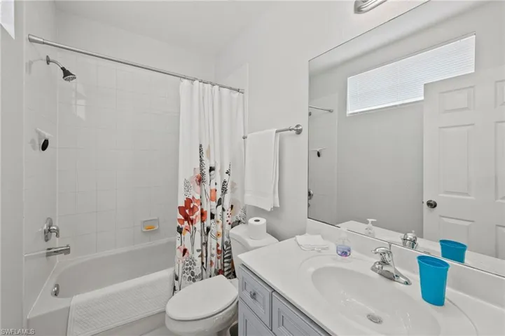 Guest bedroom en-suite bath