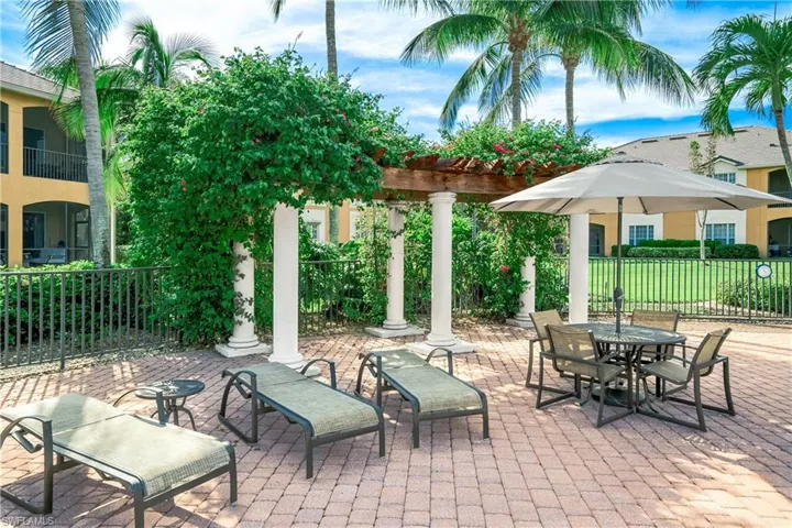 5001  Maxwell  CIR, Naples, FL 34105