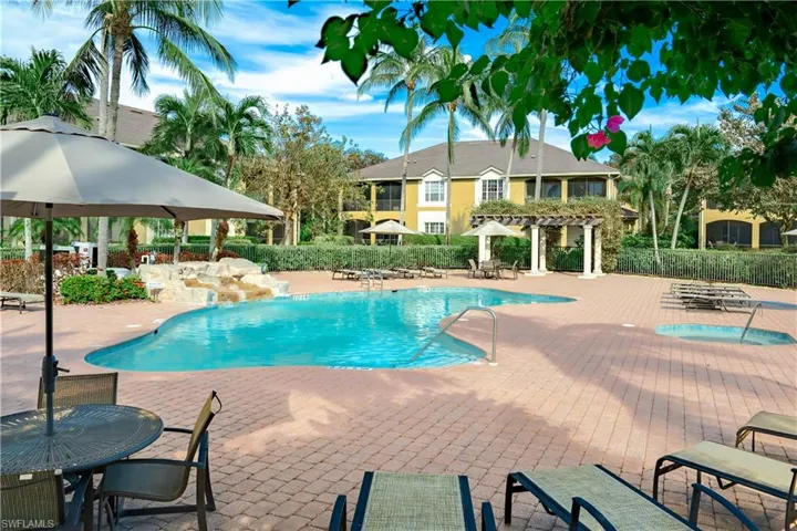 5001  Maxwell  CIR, Naples, FL 34105