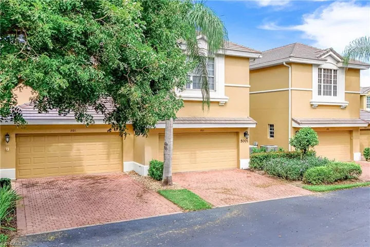 5001  Maxwell  CIR, Naples, FL 34105