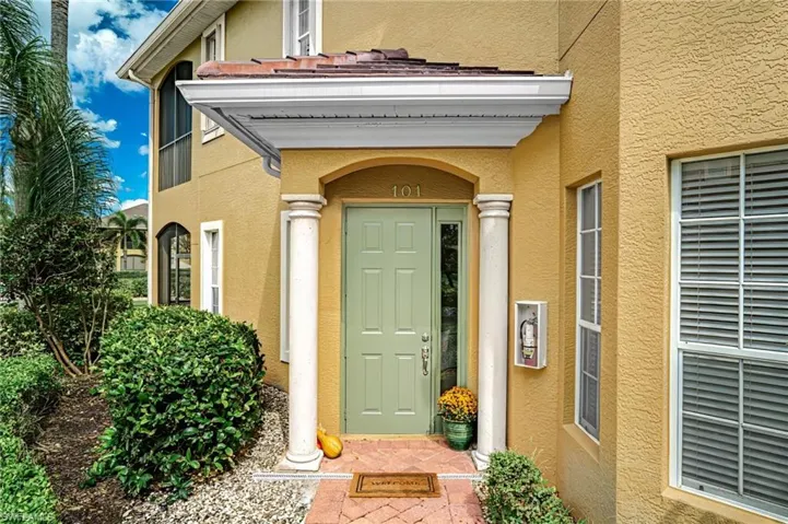 5001  Maxwell  CIR, Naples, FL 34105