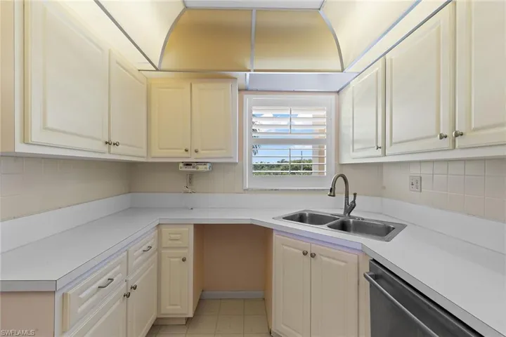 21 High Point Cir E # 409, Naples Fl 34103