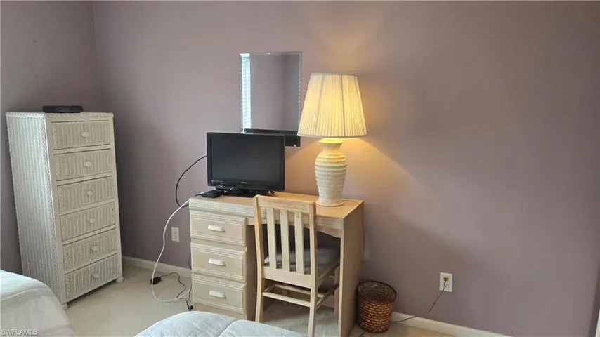 Guest bedroom with twin beds