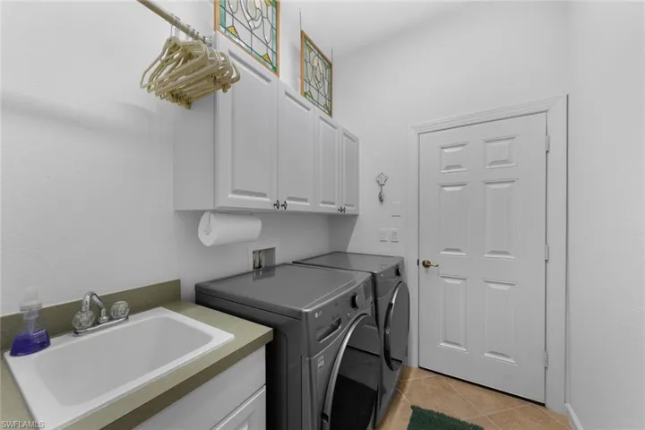 Laundry Room with Laundy Tub