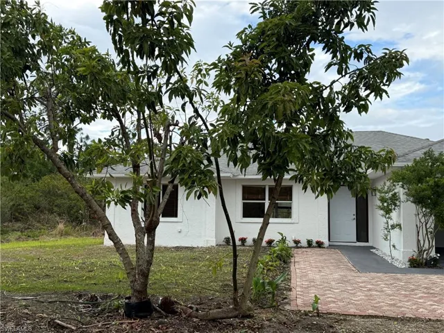 1371 14th Ave Ne, Naples, Florida 34120