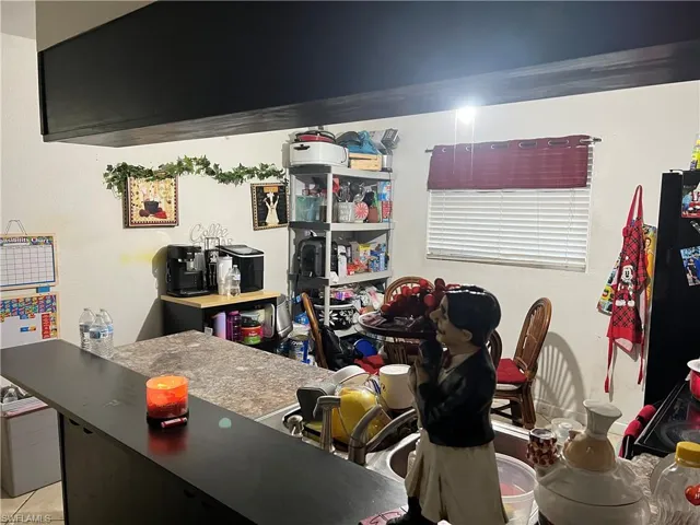 Kitchen with breakfast bar