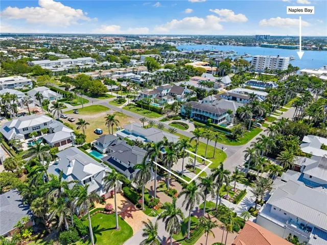 581  14th S AVE, Naples, FL 34102
