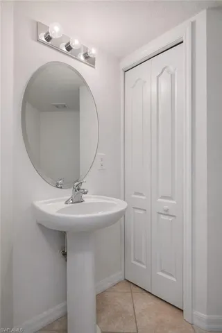 Unfurnished room featuring light tile patterned flooring and ceiling fan