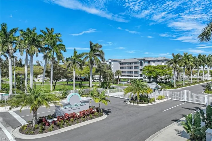 Entry to Heritage Pointe