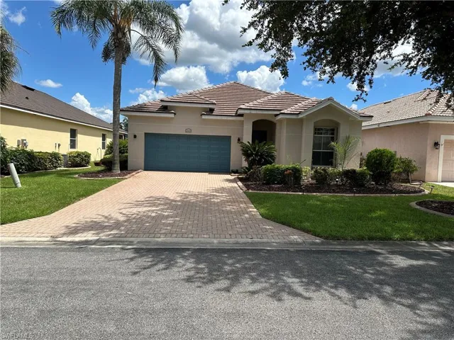 driveway has pavers. Meticulously cared for property