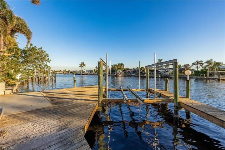 Dock with lift