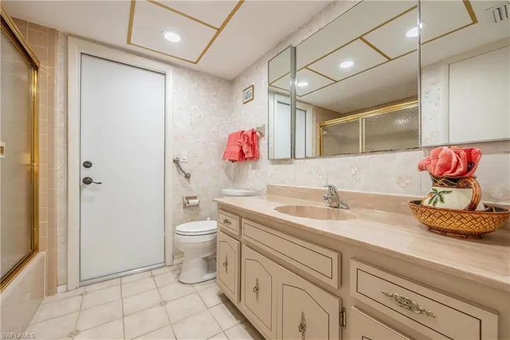 Guest/Pool Bath