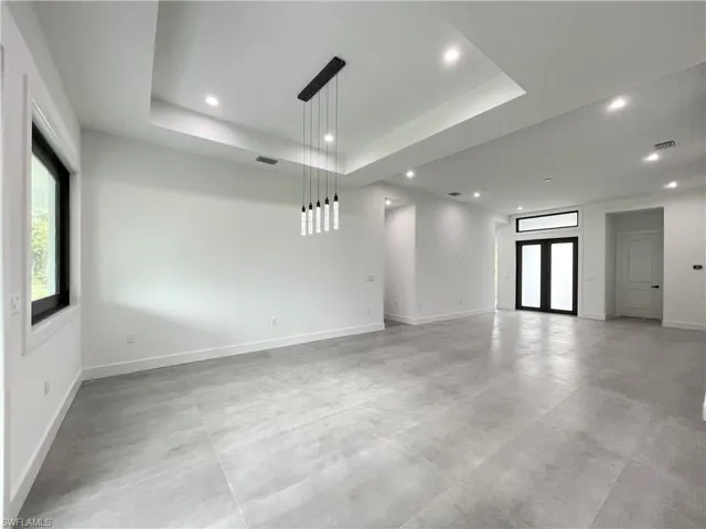 Empty room with a tray ceiling
