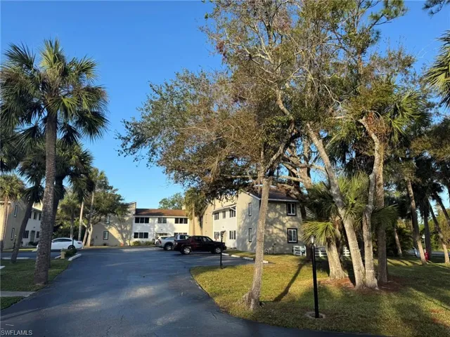 View of front facade featuring a front yard