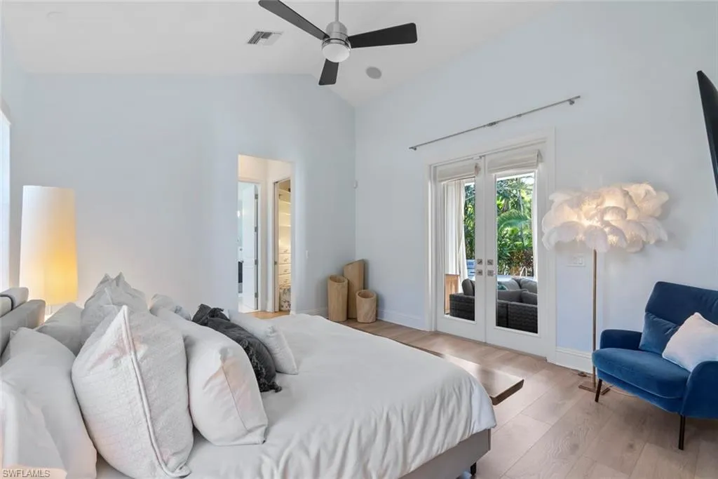 687 9th AVE, Naples, FL 34102,225051572