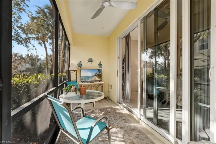 Sunroom / solarium with ceiling fan