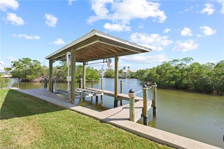 Captains walk composite dock decking