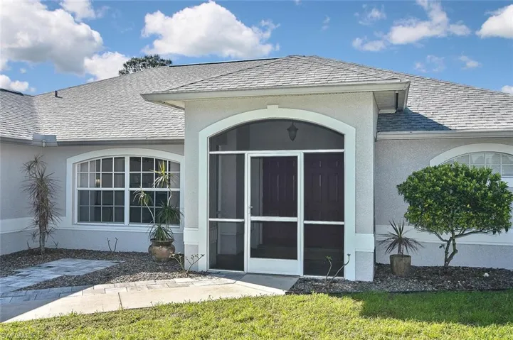 Welcome to 1246 Count St. E in Lehigh Acres...