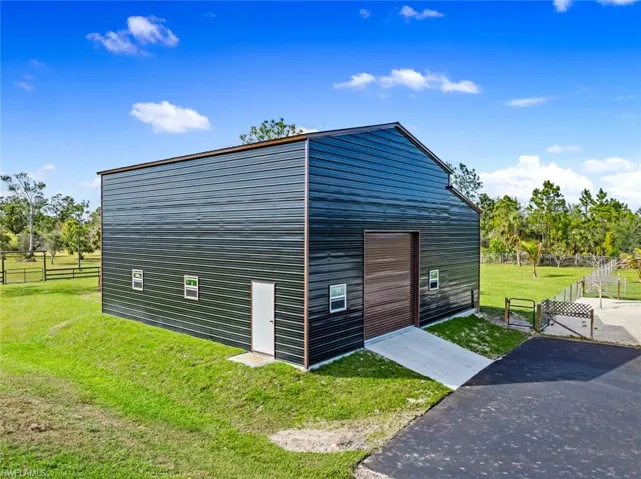 Newly Built Large Garage/Barn