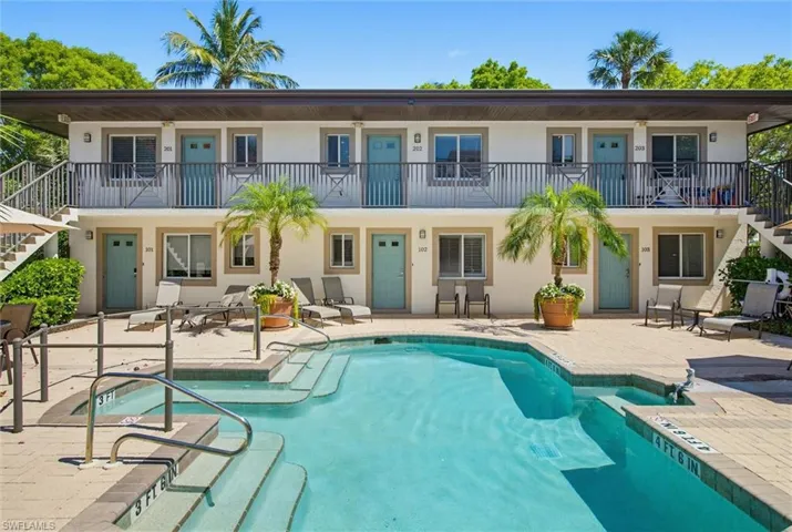 480  5th S ST, Naples, FL 34102