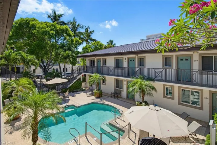 480  5th S ST, Naples, FL 34102
