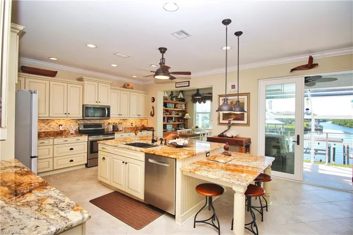 Kitchen seating area