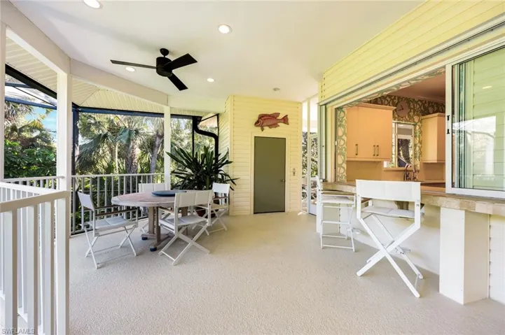 Enjoy lunch or a casual dinner in the shade...notice the elevator.