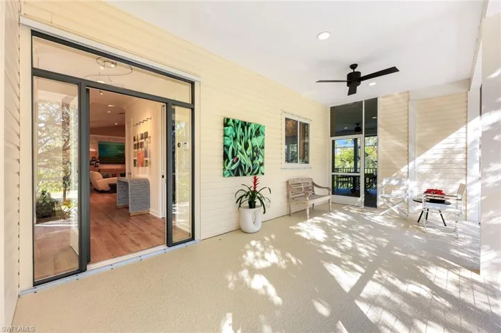 Impressive grand entry way features additional seating area.