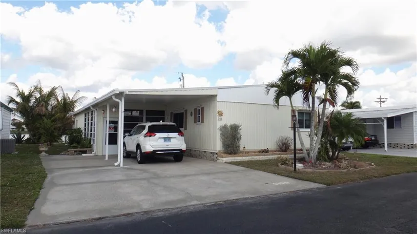 Manufactured / mobile home featuring a carport