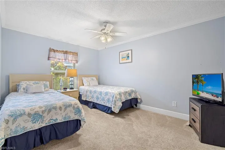 Guest bedroom w/Queen & TV